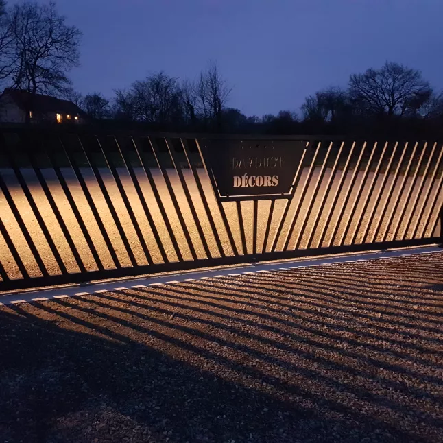 Portail coulissant  en aluminium, remplissage en tube verticaux 50x30 oblong + tôle avec découpe laser, laquage ral 7016 Fine Texture. 53270 CHAMMES