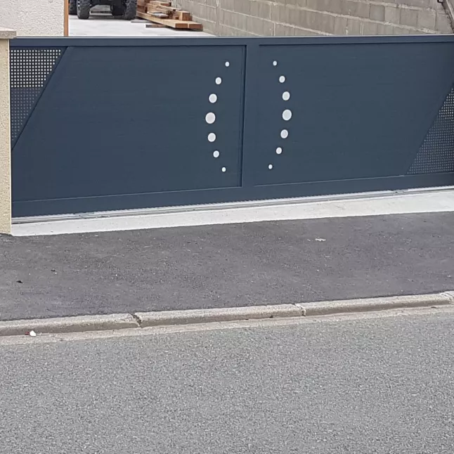 Portail coulissant en aluminium, remplissage tôle et habillage décoratif inox brossé, laquage ral 7016.