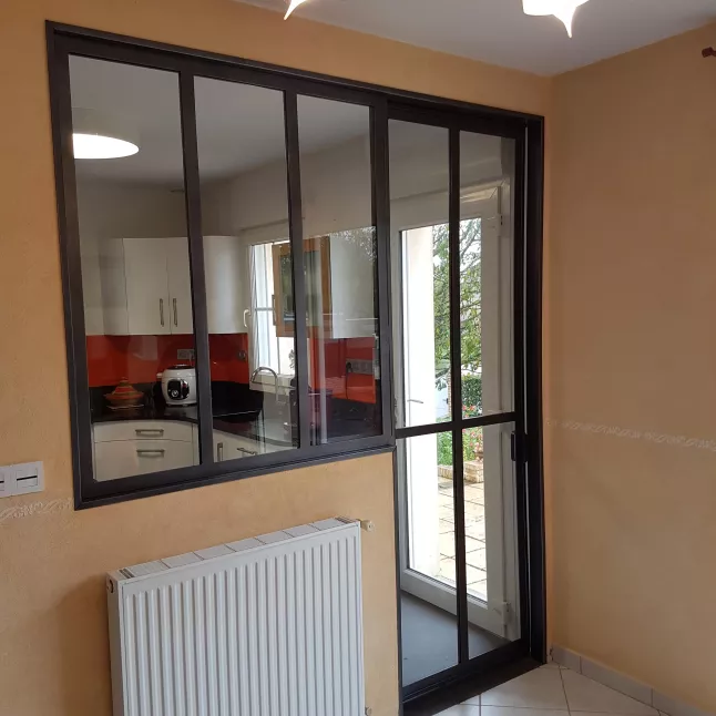 Verrière + porte ouvrante en acier, sans traverse intermédiaire, verre clair en 33/2 feuilleté, laquage ral noir 9005 FT.