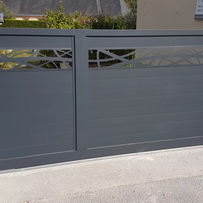Portail coulissant en aluminium, à lames avec habillage décoratif "courbe", laquage ral 7016 FT.