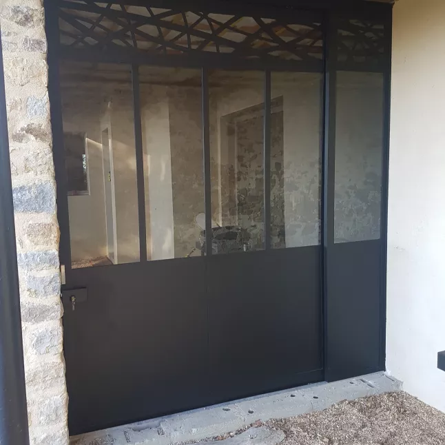 Verrière coulissante en acier, sans traverse intermédiaire, bandeau avec habillage décoratif courbe, soubassement en tôle, verre clair en 33/2 feuilleté, serrure, laquage ral noir 9005 FT.