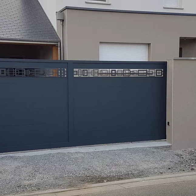 portail en aluminium, habillage décoratif rectangle, laquage ral 7016 Fine Texture, 53600 EVRON.