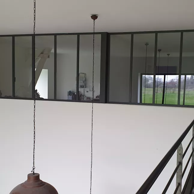 Verrière + porte en acier, sans traverse intermédiaire, verre clair en 33/2 feuilleté, laquage ral noir 9005 FT.