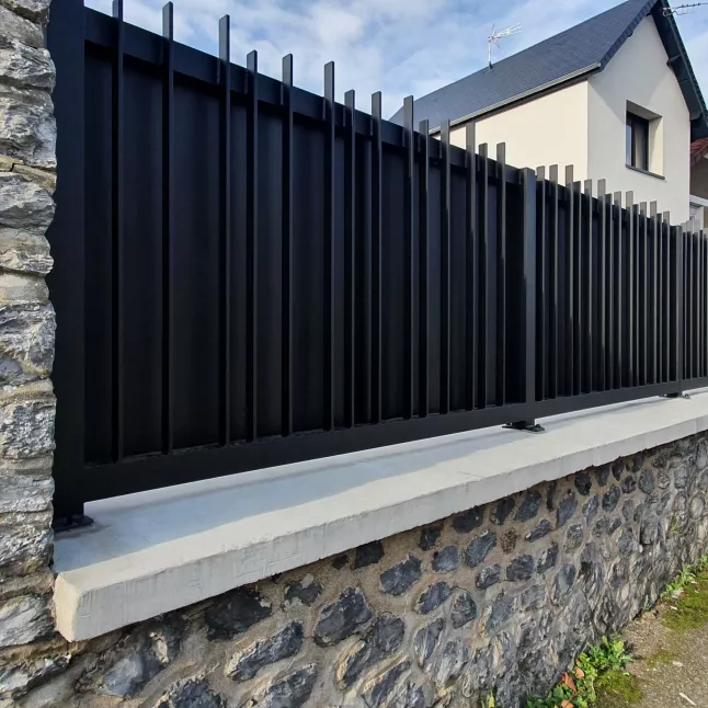 Garde corps en aluminium, ossature en tube carré, remplissage en tôle, barraudage en plat, laquage ral 7016. 53000 LAVAL