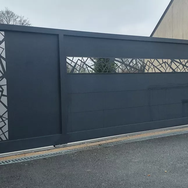 Portail coulissant à lames en aluminium, habillage décoratif "cases décalées" + partie avec tôle+ habillage décoratif en inox brossé , laquage ral 7016 FT. 53600 CHATRE LA FORET