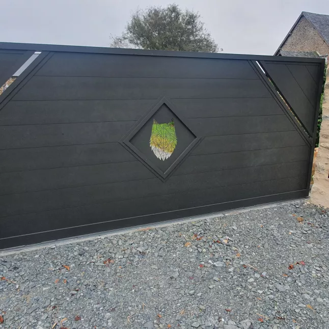 Portail coulissant en aluminium, lames de 200mm, habillage décoratif tête de loup en losange, laquage ral 7022 Fine Texture. 53160 HAMBERS.