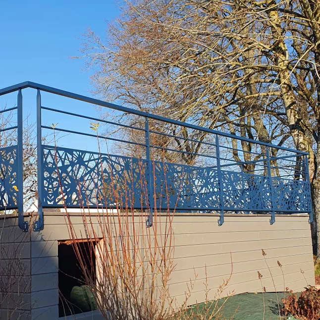 Garde corps aluminium, 2 lisses, soubassement en habillage décoratif "Tissage". Mayenne 53