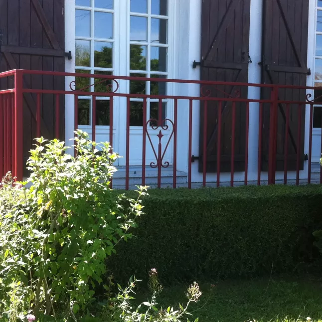 Garde corps de terrasse, ossature en tube carré, 1 lisse en tube carré, remplissage en barraudage, volutes, ral 3004. 53600 EVRON.