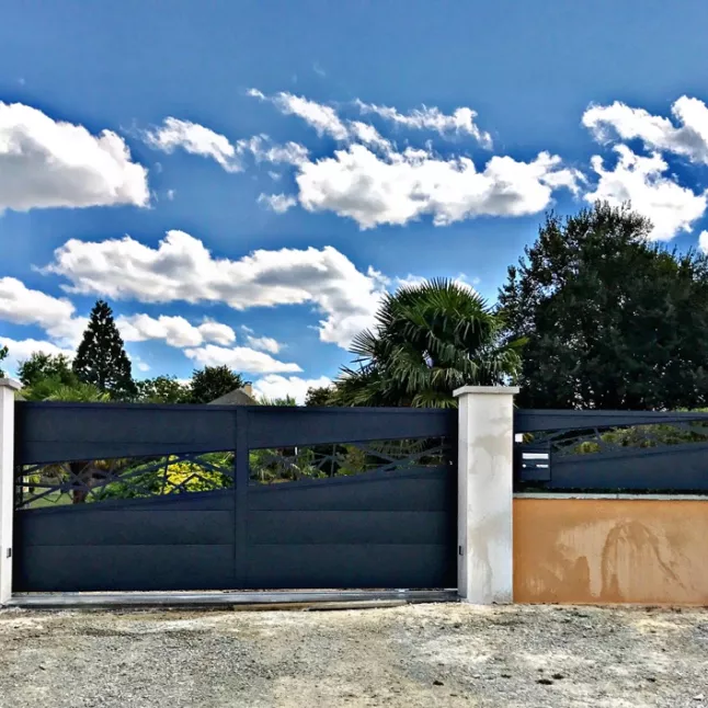 Portail en aluminium, remplissage en caissette, habillage décoratif "bambou"en traverse, laquage ral 7016 Fine Texture.