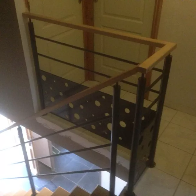 Garde corps en acier, poteaux en tube rond, 2 lisses, soubassement en habillage décoratif bulle de savon, main courante 50x30 mm en bois, ral 9005.