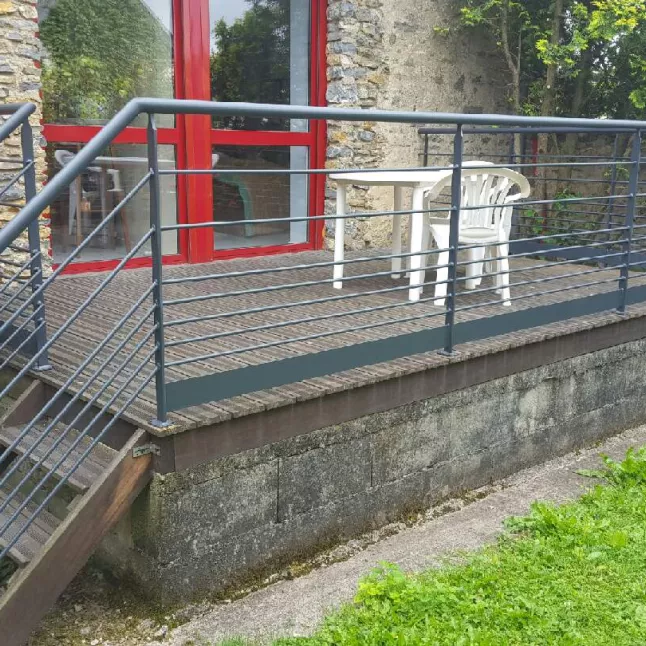 Garde corps extérieur, 7 lisses, plinthe, main courante tube rond. 53600 EVRON