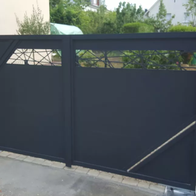 Portail coulissant en aluminium, composition en lames avec habillage décoratif "bambou", laquage ral 7016 ft.