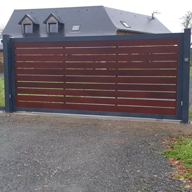 Portail coulissant, ossature en aluminium + remplissage bois exotique, laquage ral 7016 Fine Texture.