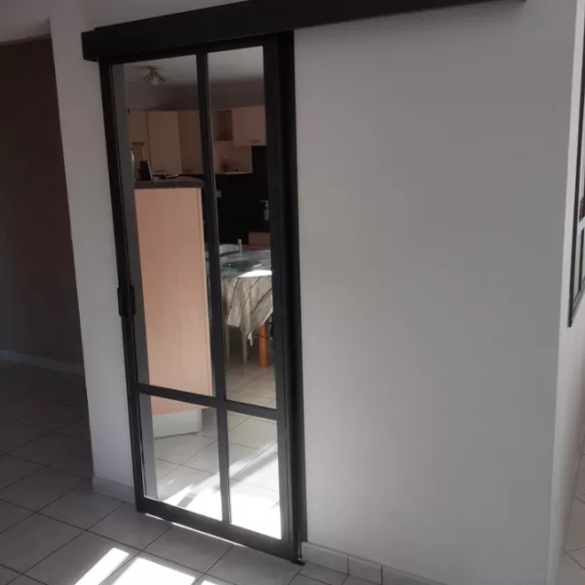 Porte verrière en acier, avec traverse atypique, verre clair en 33/2 feuilleté, laquage ral noir 9005 FT.