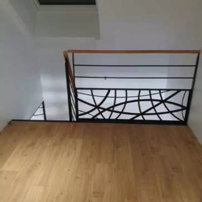 Garde corps en acier, poteaux plats, 2 lisses D.13, soubassement en habillage décoratif "courbe", ral 9005 FT, main courante 50x30 en bois.