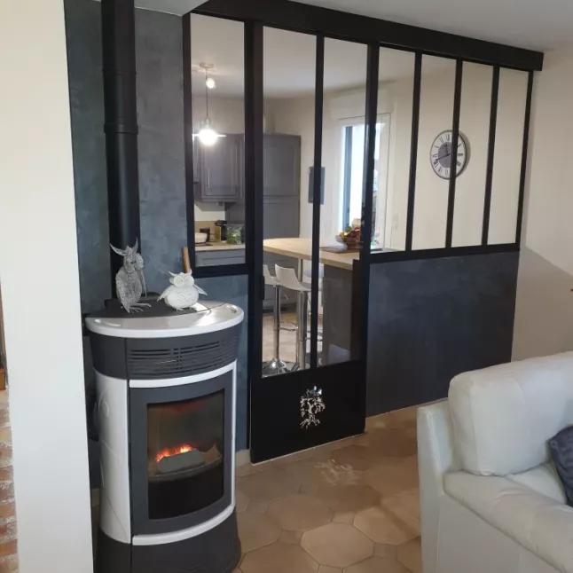 Verrière + porte coulissante en acier, sans traverse horizontale, verre clair 33/2 feuilleté, soubassement en tôle sur la porte avec un habillage décoratif arbre, laquage ral noir 9005 FT.