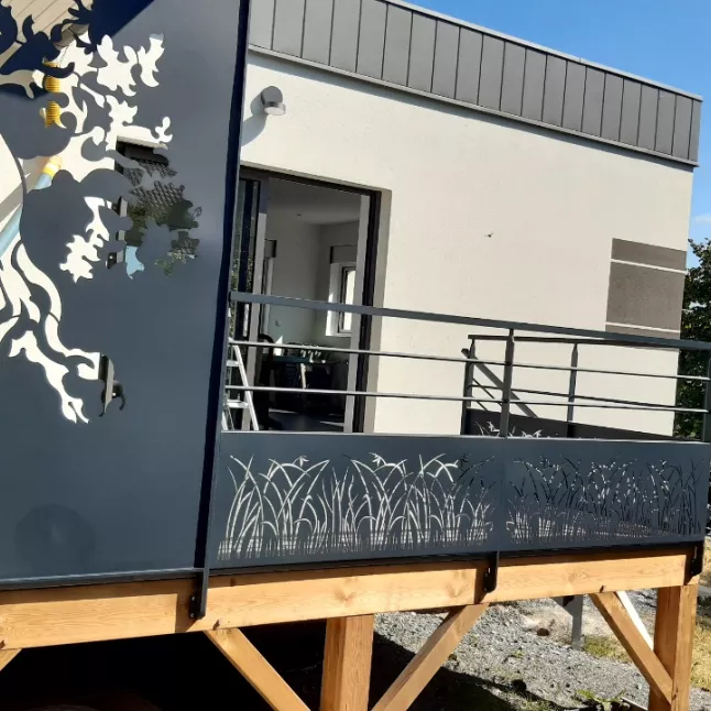 Garde corps en aluminium, poteaux plats, 2 lisses, soubassement en habillage décoratif "herbage" + claustra avec habillage décoratif "arbre", main courante 50x30mm, laquage ral 7016 FT.
