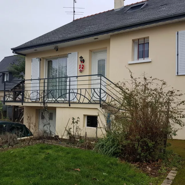 Garde corps aluminium, 2 lisses, soubassement en habillage décoratif "Courbes".