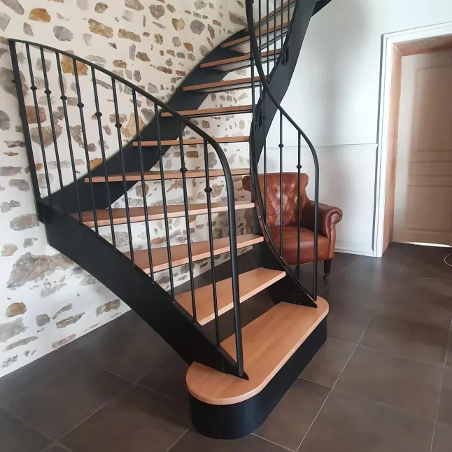 Escalier doubles limons en acier, 2/4 tournant limon intérieur balancé, garde corps en acier, lisses verticales D.14 avec décors vissés, main courante plat moulurée débillardé, marche en chêne vernis 2 couches polyuréthane, laquage ral noir 9005 FT. 53270 ST JEAN SUR ERVE