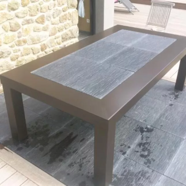 Table en aluminium, insert avec ardoises. 53600 st Gemmes le Robert