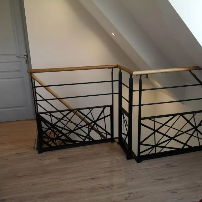 Garde corps en acier, poteaux plats, 2 lisses D.13, soubassement en habillage décoratif bambou , main courante D.42 en bois.